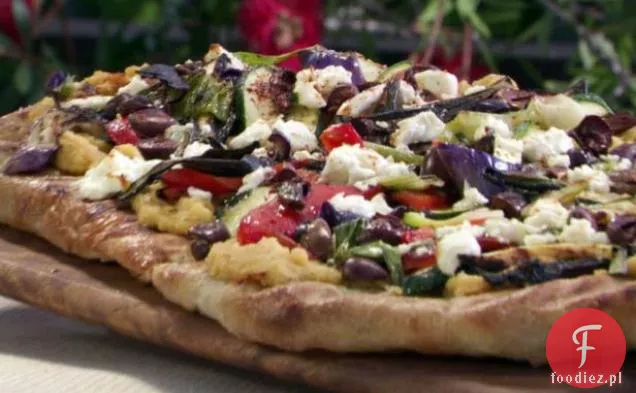 Grillowana Pizza z pikantnym hummusem, warzywami, kozim serem i czarnymi oliwkami