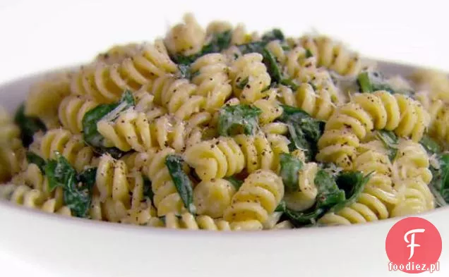 Fusilli z Pecorino Romano i czarnym pieprzem