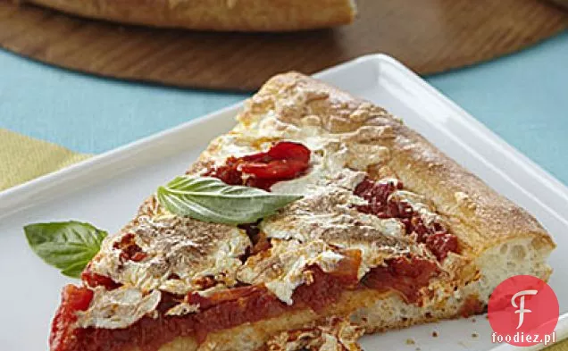 Pizza ze świeżymi pomidorami i bazylią