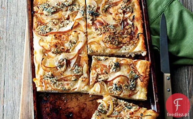 Focaccia z karmelizowaną cebulą, gruszką i serem pleśniowym