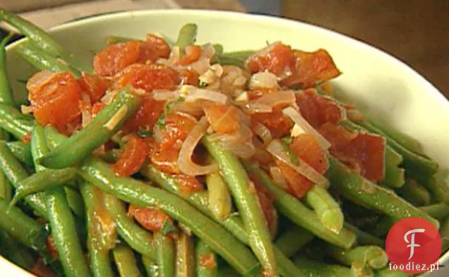 Smażona fasolka szparagowa z pomidorami i bazylią podana z chrupkami parmezanu