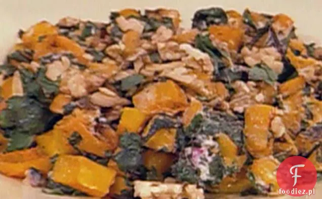 Pieczona dynia maślana z burakami, kozim serem, prażonymi orzechami włoskimi i miętą