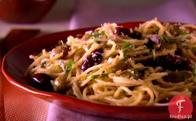 Spaghetti z oliwkami i bułką tartą