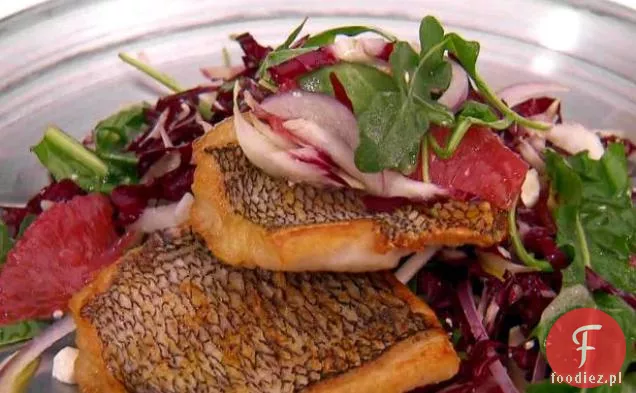 Smażony okoń Czarnomorski z gorzką zielenią, koprem włoskim, grejpfrutem i sałatką z fety