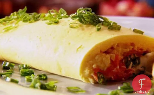 Omlet z wędzonym łososiem i serem śmietankowym z zieloną cebulką
