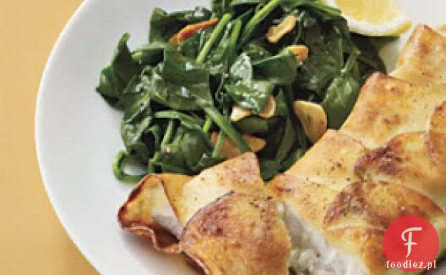Halibut zawinięty w ziemniaki ze smażonym szpinakiem