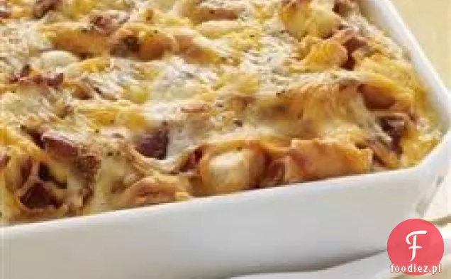 Serowa zapiekanka z boczkiem i jajkiem