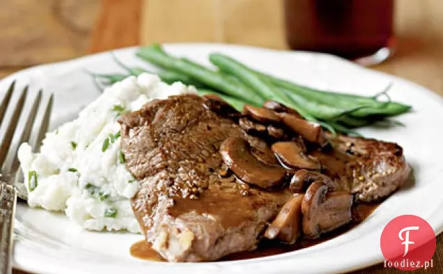 Steki z polędwicy z sosem pieczarkowym i ziemniakami Szczypiorkowo-czosnkowymi