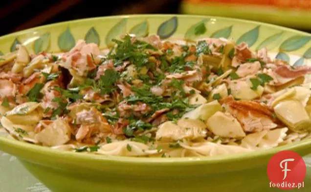 Muszki z pancettą, grillowanym łososiem i karczochami, i mieszane warzywa z sosem rosyjsko-pieprzowym