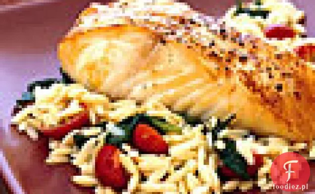 Pieczony Halibut z Orzo, szpinakiem i pomidorkami koktajlowymi