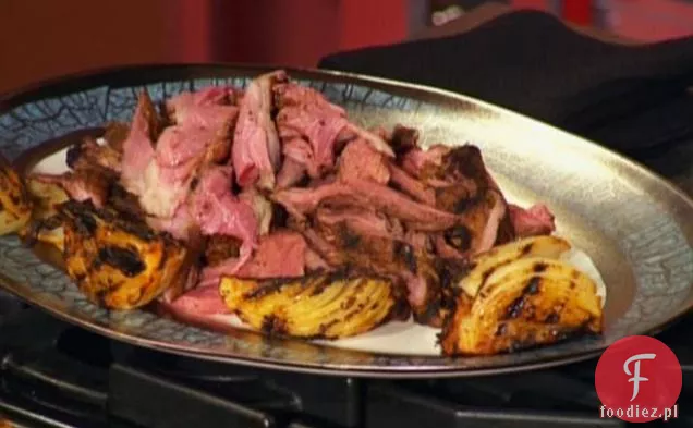 Grillowany Tandoori - jogurt marynowany baranek z grillowaną cebulą i zieloną fasolką