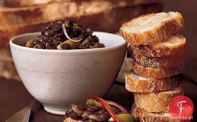 Crostini z sałatką z soczewicy i zielonych oliwek