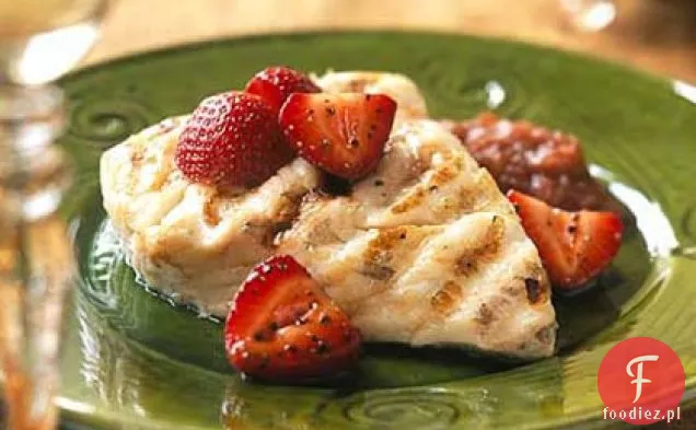 Grillowany Halibut pacyficzny z kompot rabarbarowym i truskawkami balsamicznymi