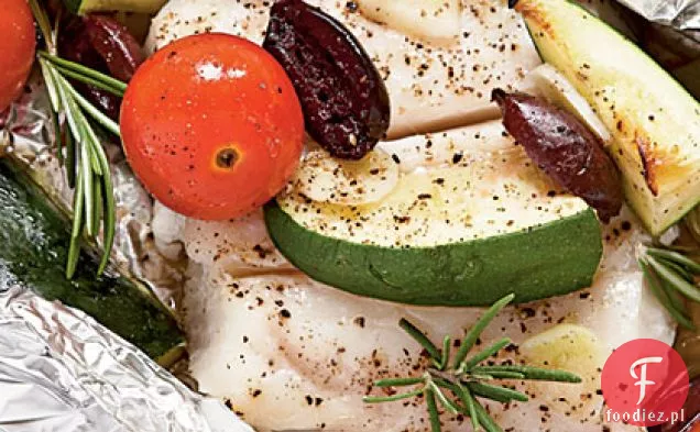 Halibut z pomidorami, rozmarynem i cukinią w opakowaniach foliowych