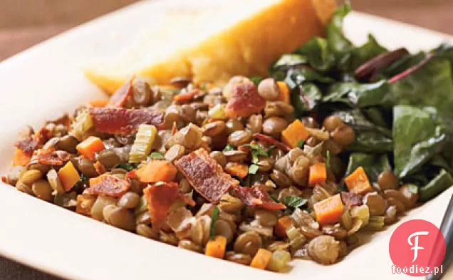 Boczek, cebula, i brązowy soczewica patelnia