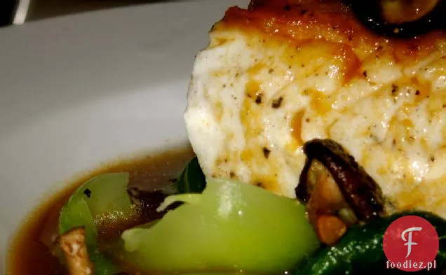 Halibut pieczony na patelni w bulionie Dashi z Bok Choy i grzybami Baby Shitake