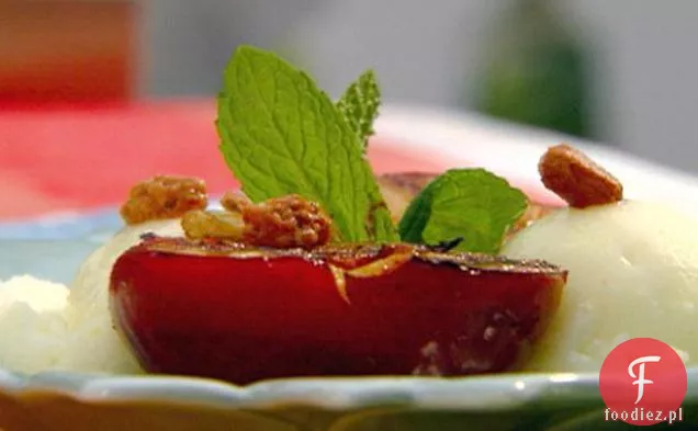 Brązowy cukier grillowane śliwki z sorbetem cytrynowym