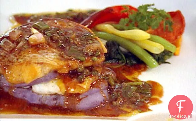 Gorące i pikantne Ceviche Cholula Sea Bass z pieczoną papryką, grillowanymi masami, pieczoną kukurydzą i marynatą cytrusową
