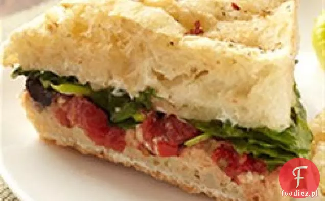 Faszerowana focaccia ze szpinakiem, pomidorami, oliwkami i mozzarellą