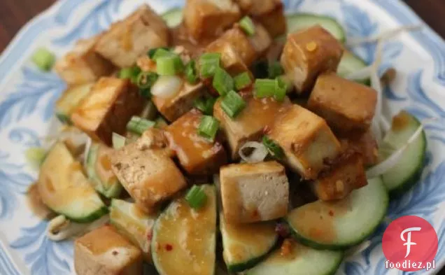 Indonezyjskie Tofu, Kiełki Fasoli I Sałatka Ogórkowa Z Pikantnym Groszkiem