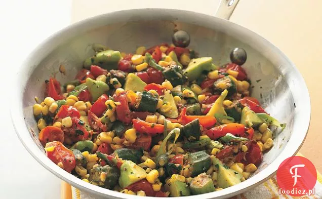 Świeża Kukurydza Sauté Z Pomidorami, Kabaczkiem I Smażoną Okrą