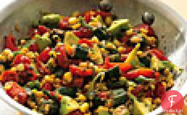 Świeża kukurydza Sauté z pomidorami, kabaczkiem i smażoną okrą