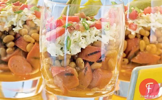 Warstwowe sałatki z grilla z grillowanymi Hot dogami