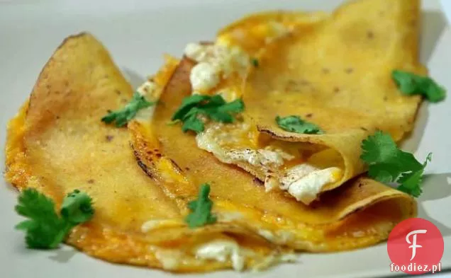 Quesadilla z kozim serem, szparagami, grzybami i pieczoną salsą Tomatillo
