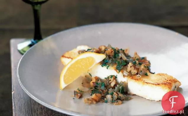 Halibut smażony z dodatkiem szalotki orzechowej