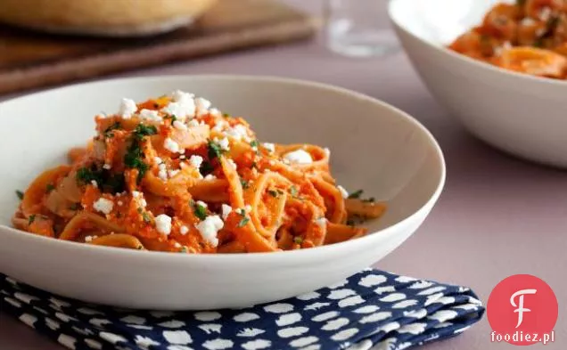 Fettuccine z kremowym sosem z czerwonej papryki - feta