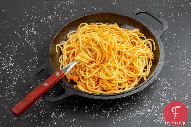 Spaghetti z kurczakiem i tajskim sosem orzechowym