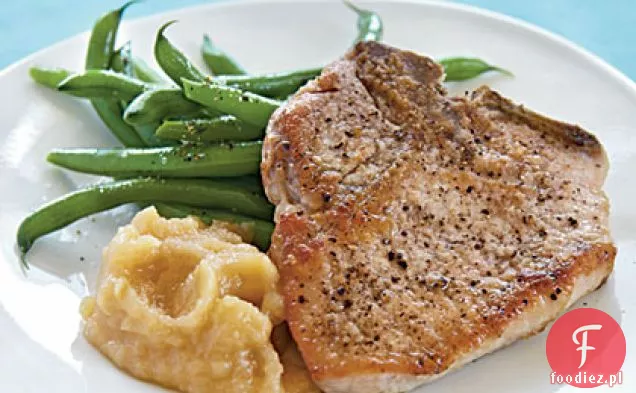 Kotlety schabowe smażone na patelni i mus jabłkowy domowej roboty