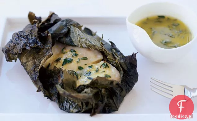 Halibut pieczony w liściach winogron z winegretem cytrynowym