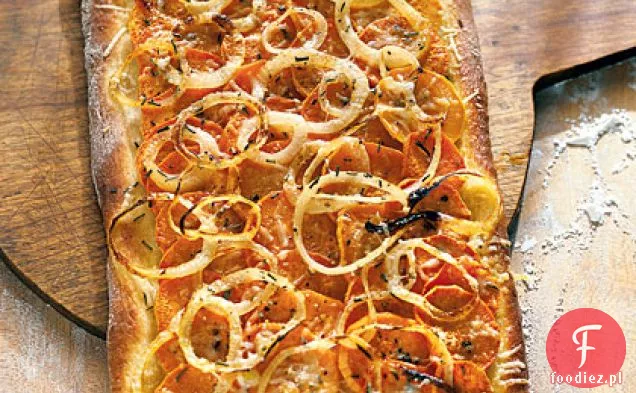 Pizza ze słodkich ziemniaków z cebulą i rozmarynem
