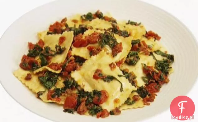 Ravioli z rukolą, pomidorami i pancettą