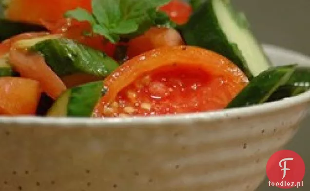 Sałatka pomidorowo-ogórkowa z miętą