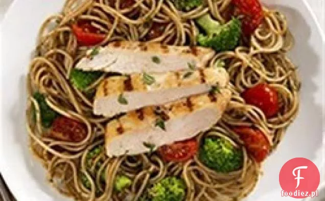 Barilla® Spaghetti pełnoziarniste z pomidorami koktajlowymi, marynowaną piersią kurczaka i Pesto
