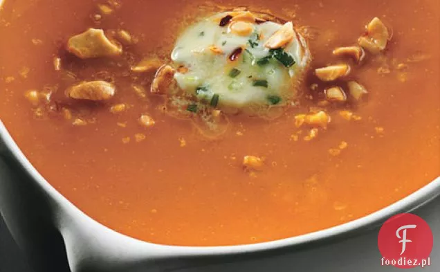 Zupa marchewkowo-imbirowa z masłem Chile i prażonymi orzeszkami ziemnymi