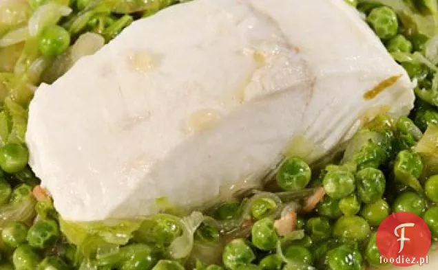 Duszony Halibut podany w zapiekance z groszkiem a La Francaise