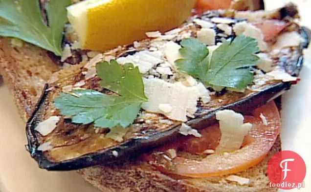 Grillowany bakłażan i pomidor Tartine