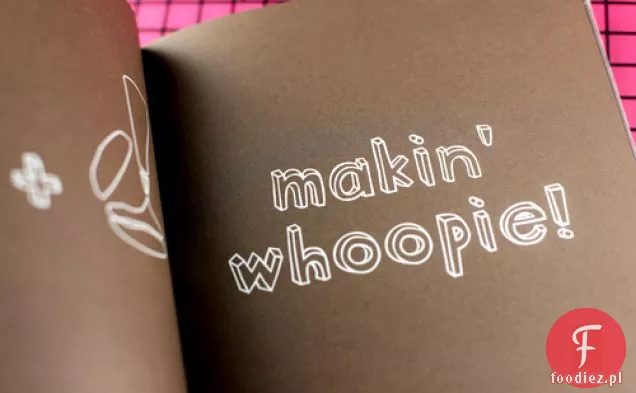 Klasyczne Czekoladowe Whoopie Ze Słonym Nadzieniem Z Masła Orzechowego