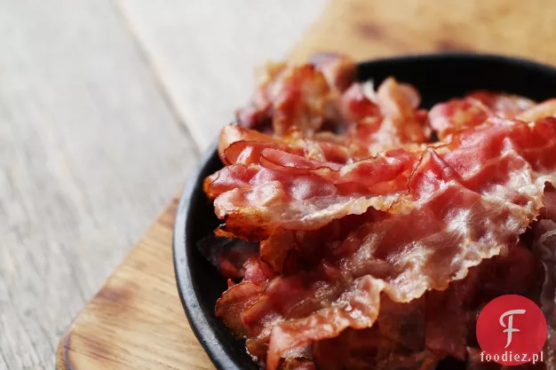 Grillowane Pancetta Crostini z marmoladą z czerwonej cebuli