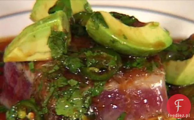 Tuńczyk zapiekany z awokado, soją, imbirem i limonką