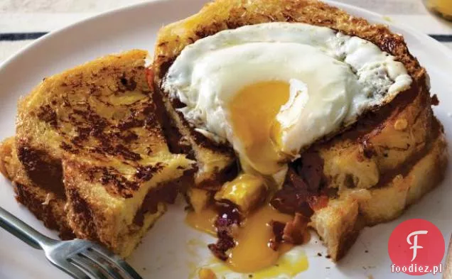 Tosty francuskie Nadziewane boczkiem, cebulowym dżemem pomidorowym z Gruyere i jajkiem sadzonym