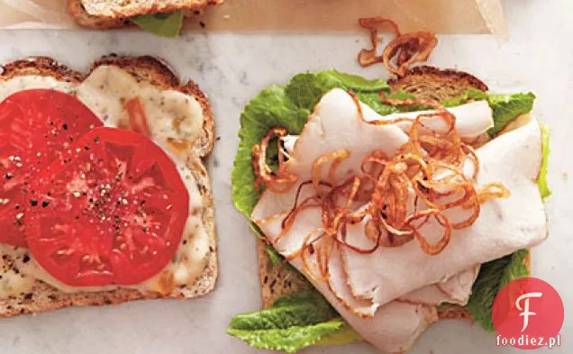 Kanapka z wędzonym indykiem z marmoladą rozmarynową