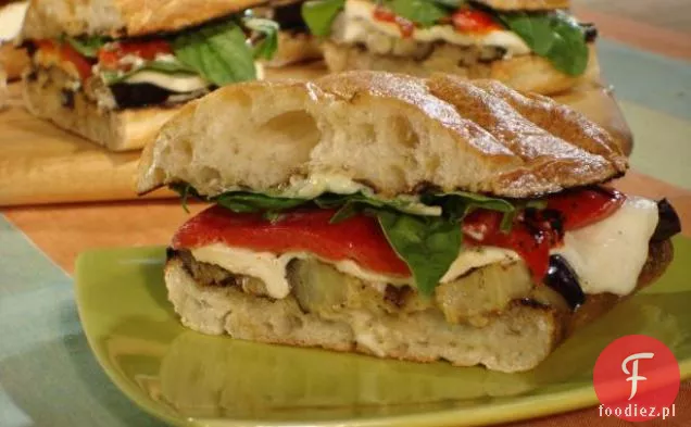 Grillowany bakłażan i świeża Mozzarella na Ciabatta z pieczoną czerwoną papryką, majonezem czosnkowym, świeżą bazylią i rukolą