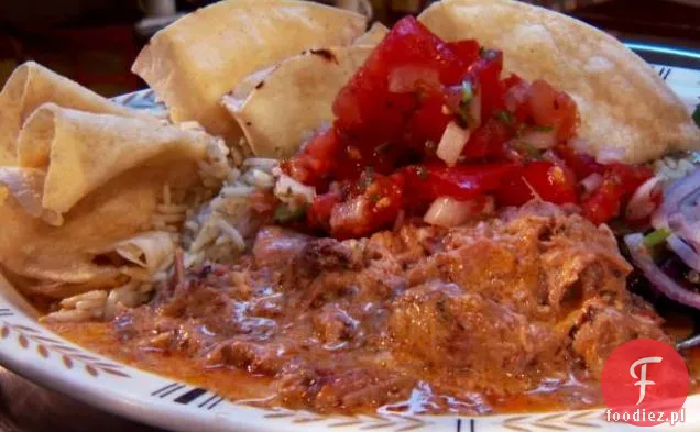 Powoli pieczona wieprzowina z kokosowym sosem Curry, tortille kukurydziane, świeża Salsa pomidorowa na ryżu Basmati