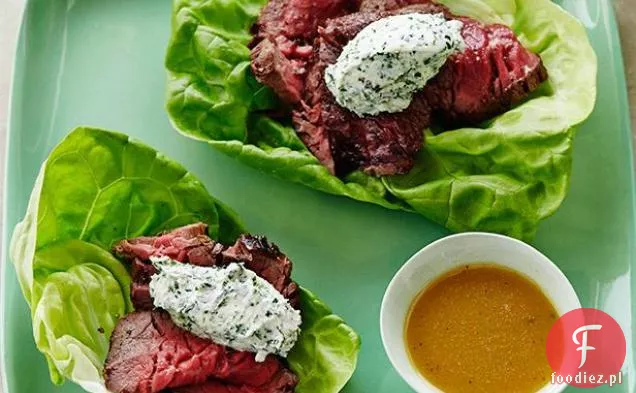 Filet Mignon z miodem-Dijon Vinaigrette, lawendowy drobny ziołowy kozi ser i sałata maślana