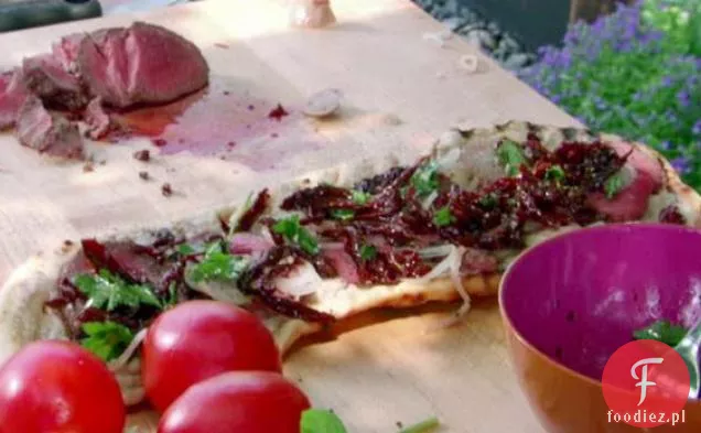 Grillowany płaski chleb z czosnkiem przetartym filetem wołowym, Puree z białej fasoli i suszonym pomidorem Chutney