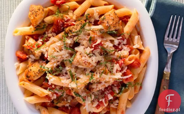 Penne i polędwiczki z kurczaka w sosie pomidorowym